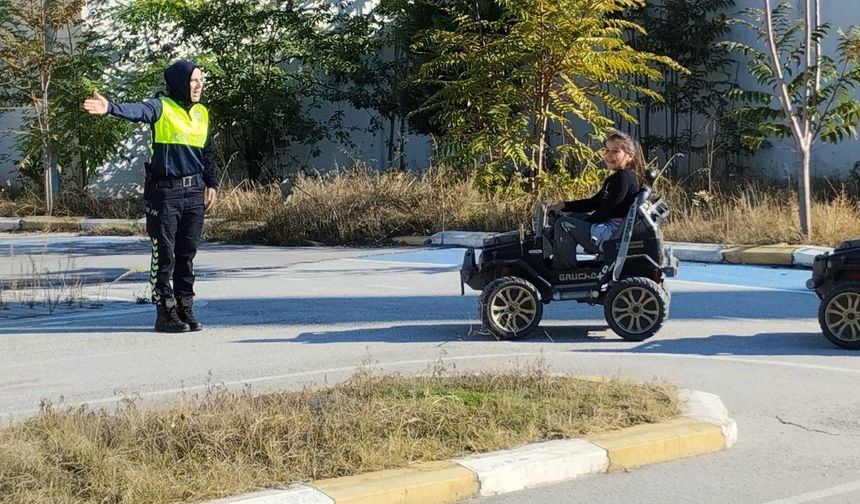 35 ÖĞRENCİYE UYGULAMALI TRAFİK EĞİTİMİ