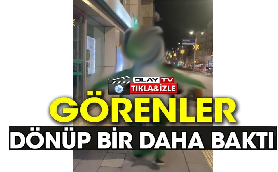 ŞİŞME KURBAĞA KOSTÜMÜYLE CADDEDE DOLAŞTI, HEM ŞAŞIRTTI, HEM GÜLÜMSETTİ