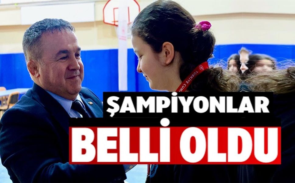 SATRANÇ ŞAMPİYONLARINA MADALYA