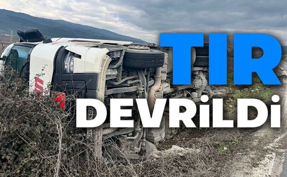 TIR ŞARAMPOLE DEVRİLDİ
