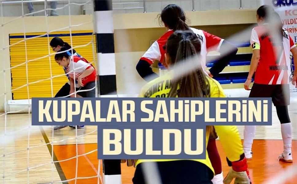 FUTSAL TURNUVASINDA MADALYA VE KUPALAR SAHİPLERİNİ BULDU