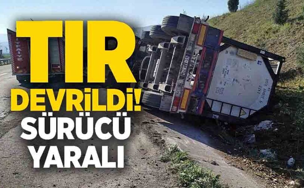 KONTROLDEN ÇIKAN TIR DEVRİLDİ; SÜRÜCÜSÜ YARALANDI