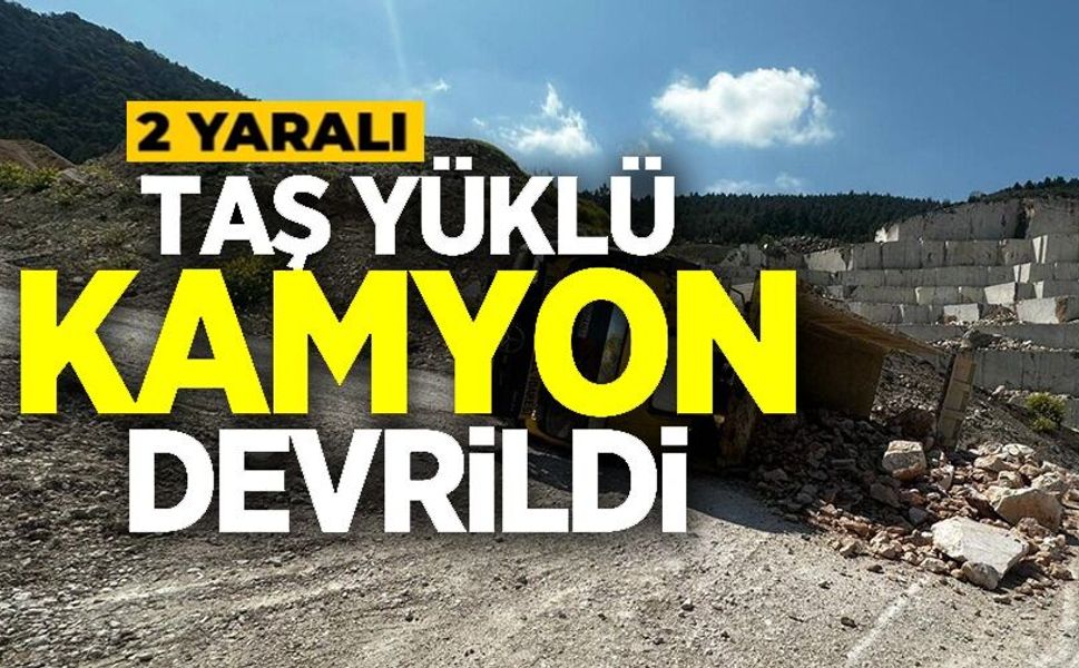 TAŞ YÜKLÜ KAMYON DEVRİLDİ: 2 YARALI