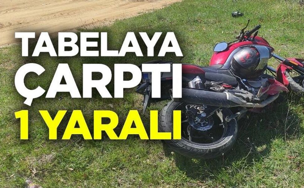 MOTOSİKLET TRAFİK TABELASINA ÇARPTI: 1 YARALI