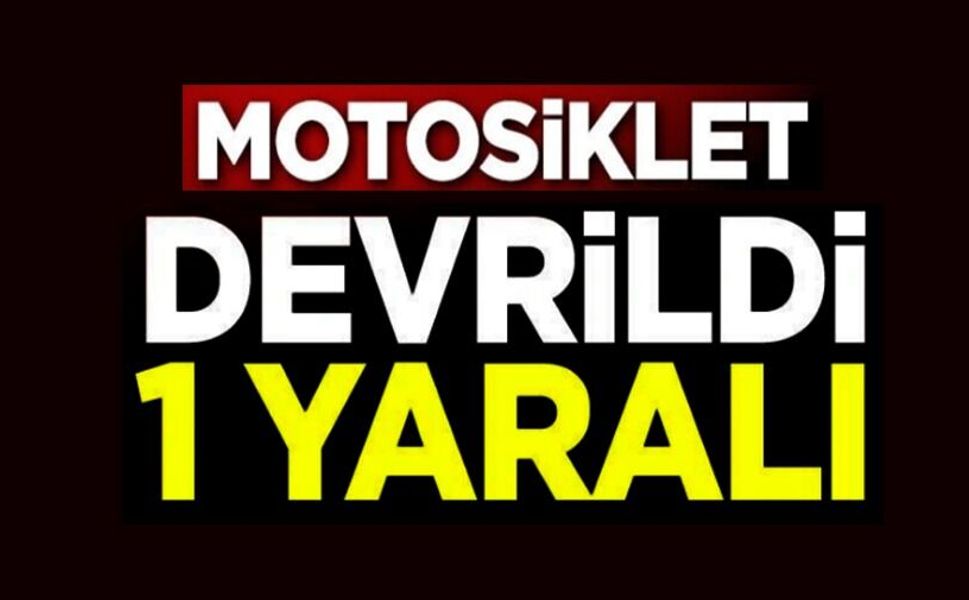 KONTROLDEN ÇIKAN MOTOSİKLET DEVRİLİRKEN, SÜRÜCÜSÜ YARALANDI