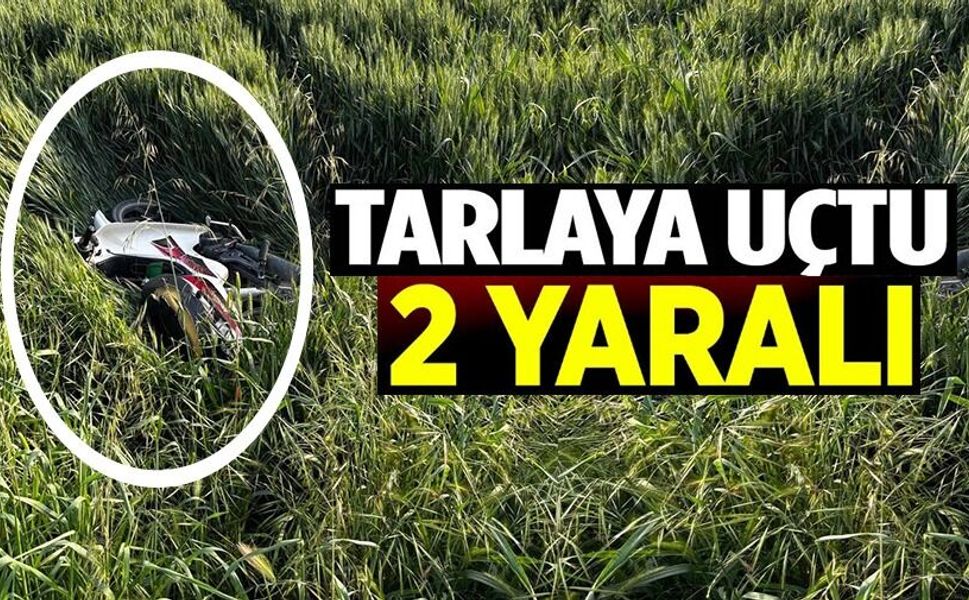 DİREKSİYON HAKİMİYETİNİ KAYBEDEN MOTOSİKLET SÜRÜCÜSÜ TARLAYA UÇTU: 2 YARALI