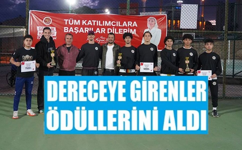 GENÇLİK TURNUVALARINDA DERECEYE GİRENLER ÖDÜLLERİNİ ALDI
