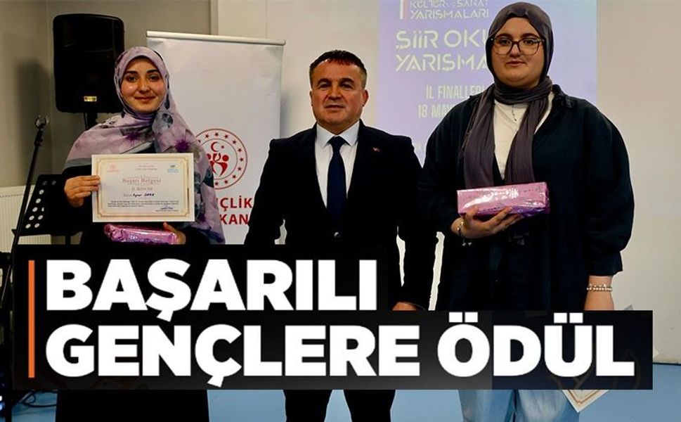 ŞİİR OKUMA YARIŞMASI'NDA DERECEYE GİREN GENÇLERE ÖDÜL